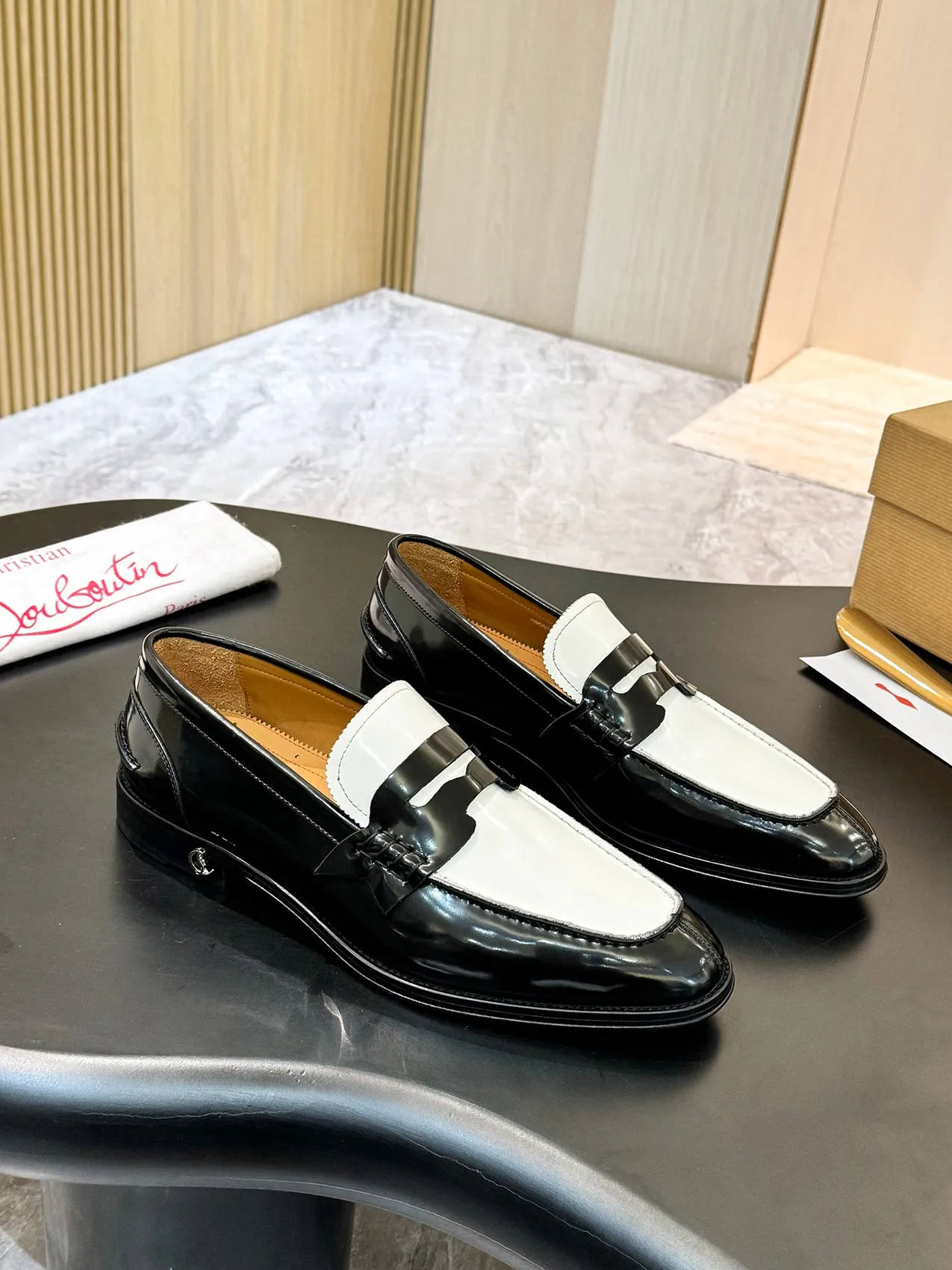 Batch 1080 yuan 💰CL～High-end men’s 👔casual loafers with red soles! ••🆑Genuine and top-quality goods from original orders ••✅💯 Purchase goods from top-quality original orders! Original imported patterned cowhide➕Imported cowhide lining➕Cowhide feet➕Original leather outsole~Size: 39-44 (38, 45.46.47 can be customized)